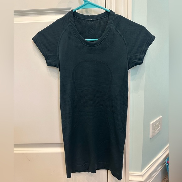 lululemon swiftly tech short sleeve (color: submarine, size: 2) - Picture 2 of 4